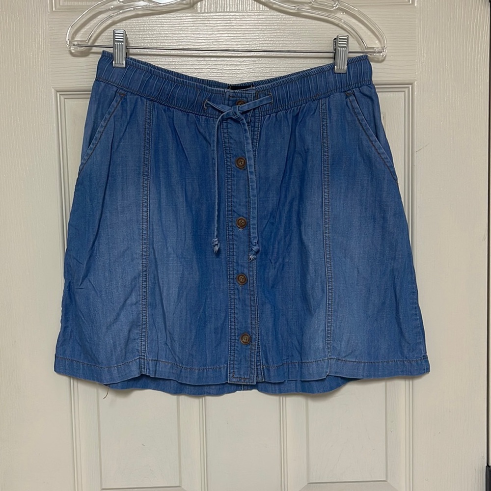 Twelve by Ontwelfth size medium skirt. Buttons in the front and ties at waist.